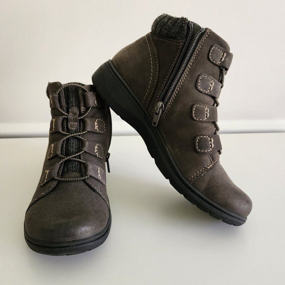Clarks Carleigh Jade Leather Boot | Women's 6 | Side Zipper Olive Green LIKE NEW